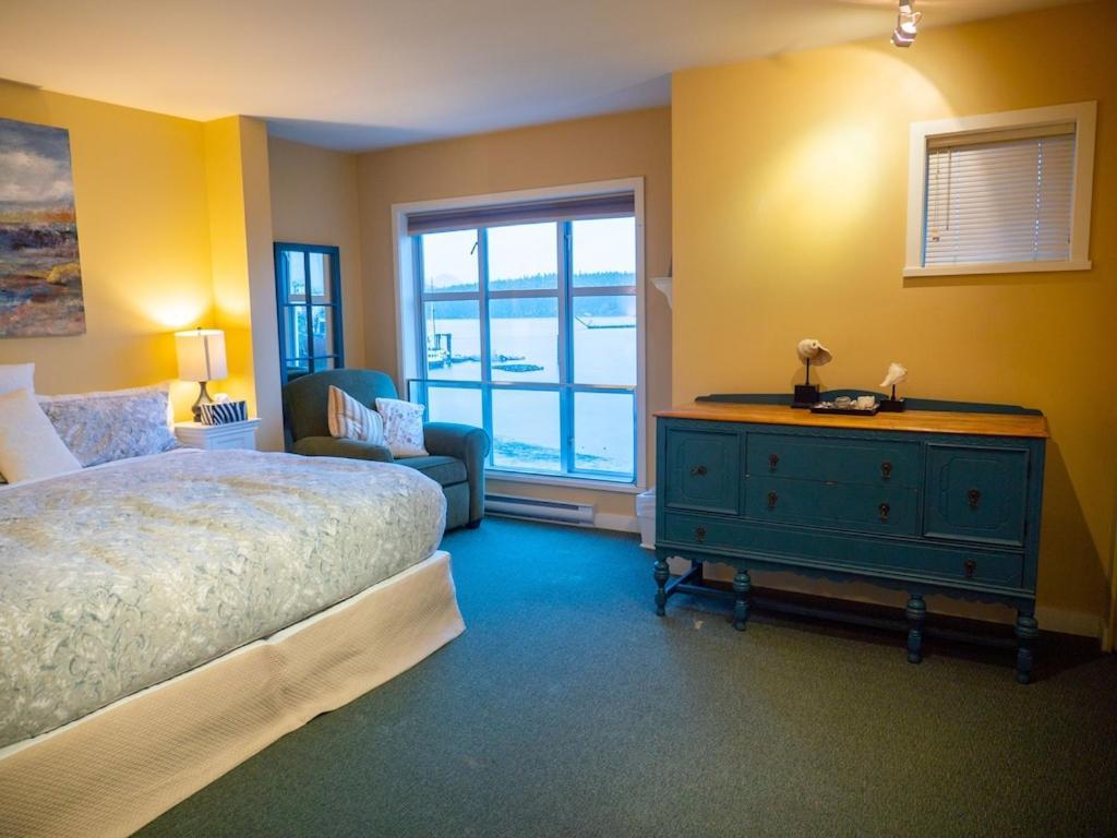 Appartement Waterfront View Of The Inlet, Short Walk To Town à Tofino Extérieur photo