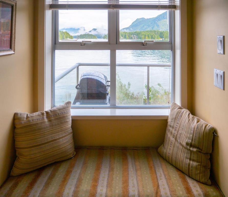 Appartement Waterfront View Of The Inlet, Short Walk To Town à Tofino Extérieur photo